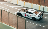 T64-090-WH Tarmac Works Nissan GT-R R35 Type 2 LB-Works Sammler Edition mit Ölkanne